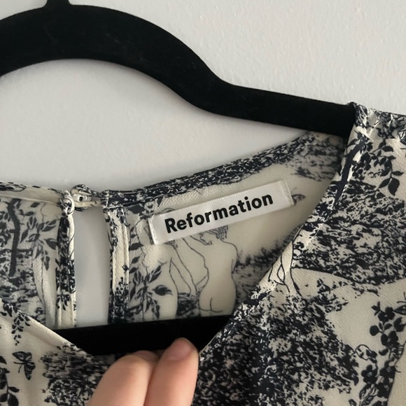 Reformation doutzen dress in wonderland print. Worn twice, sold out. - Picture 2 of 4